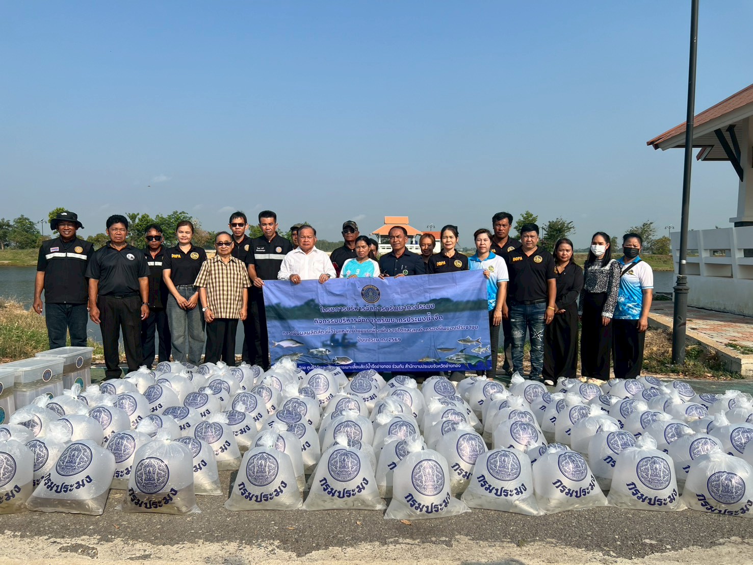 ร่วมปล่อยพันธุ์สัตว์น้ำเศรษฐกิจ 5 ชนิด ได้แก่ พันธุ์ปลาปลานิล พันธุ์ปลาตะเพียน พันธุ์ปลาเกล็ดเงิน ปลายี่สกเทศ และพันธุ์ปลาชะโอน ณ แหล่งน้ำทั้ง 4 แห่ง ในจังหวัดอ่างทอง