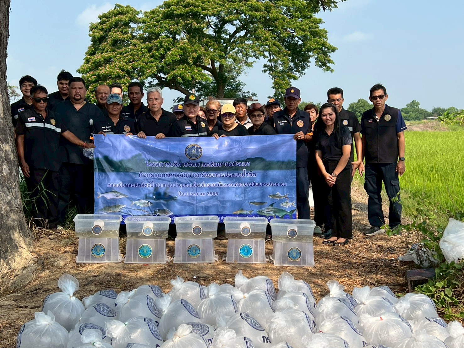ร่วมปล่อยพันธุ์สัตว์น้ำเศรษฐกิจ 5 ชนิด ได้แก่ พันธุ์ปลาปลานิล พันธุ์ปลาตะเพียน พันธุ์ปลาเกล็ดเงิน ปลายี่สกเทศ และพันธุ์ปลาชะโอน ณ แหล่งน้ำทั้ง 4 แห่ง ในจังหวัดอ่างทอง