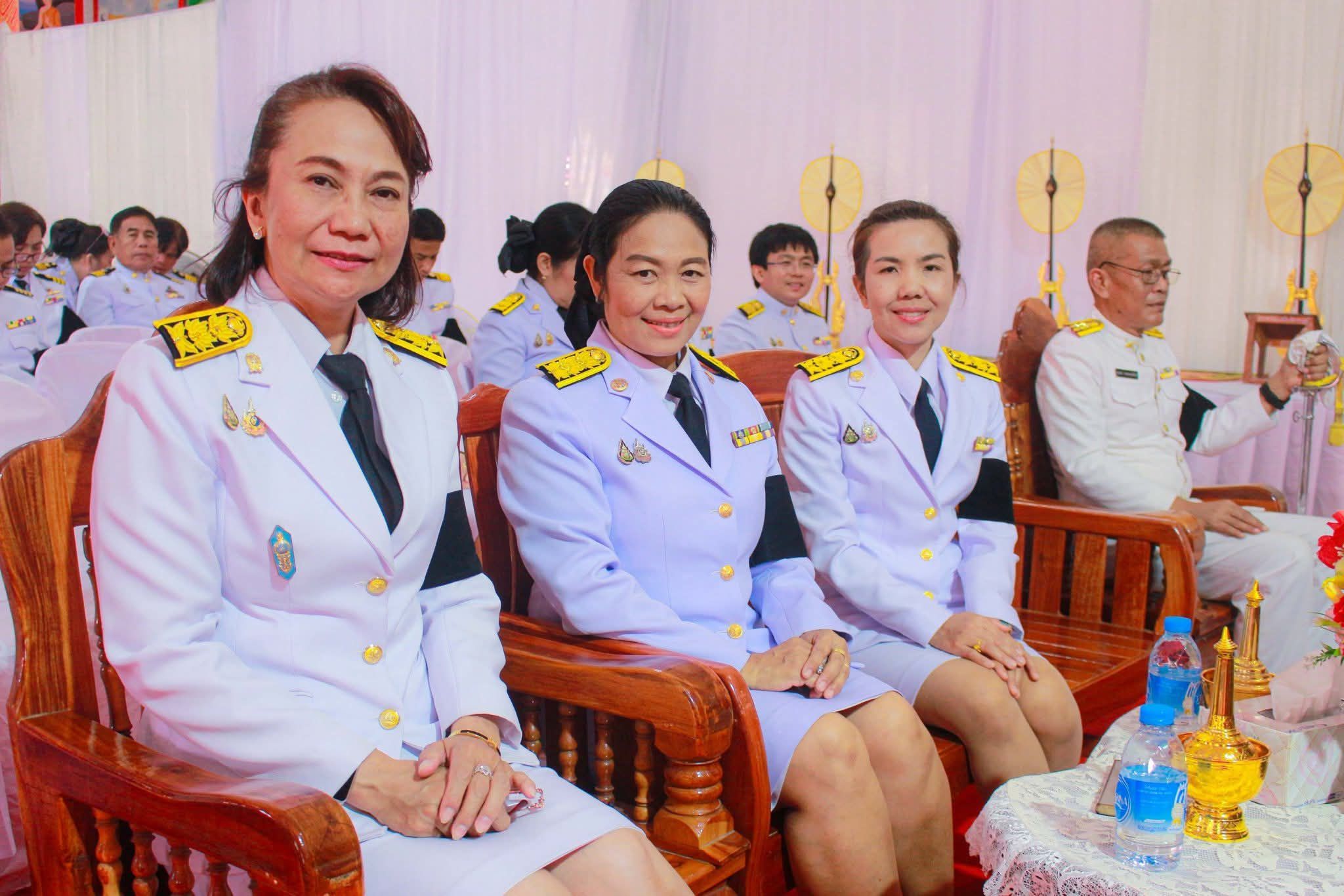 ประมงอำเภอวารินชำราบ ร่วมพิธีสวดพระพุทธมนต์ และเจริญจิตตภาวนา อุทิศถวายแด่ สมเด็จพระนางเจ้า สิริกิติ์ พระบรมราชินีนาถ พระบรมราชชนนีพันปีหลวง..คลิก