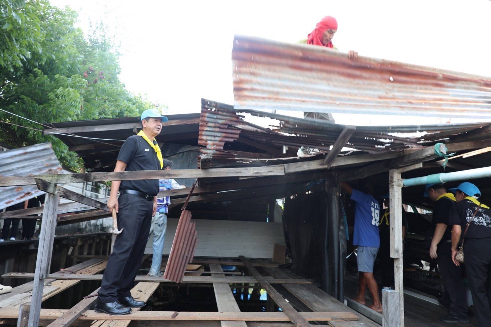 (อ.บางใหญ่) กิจกรรมจิตอาสาพัฒนาซ่อมแซมบ้านพักอาศัย..คลิก