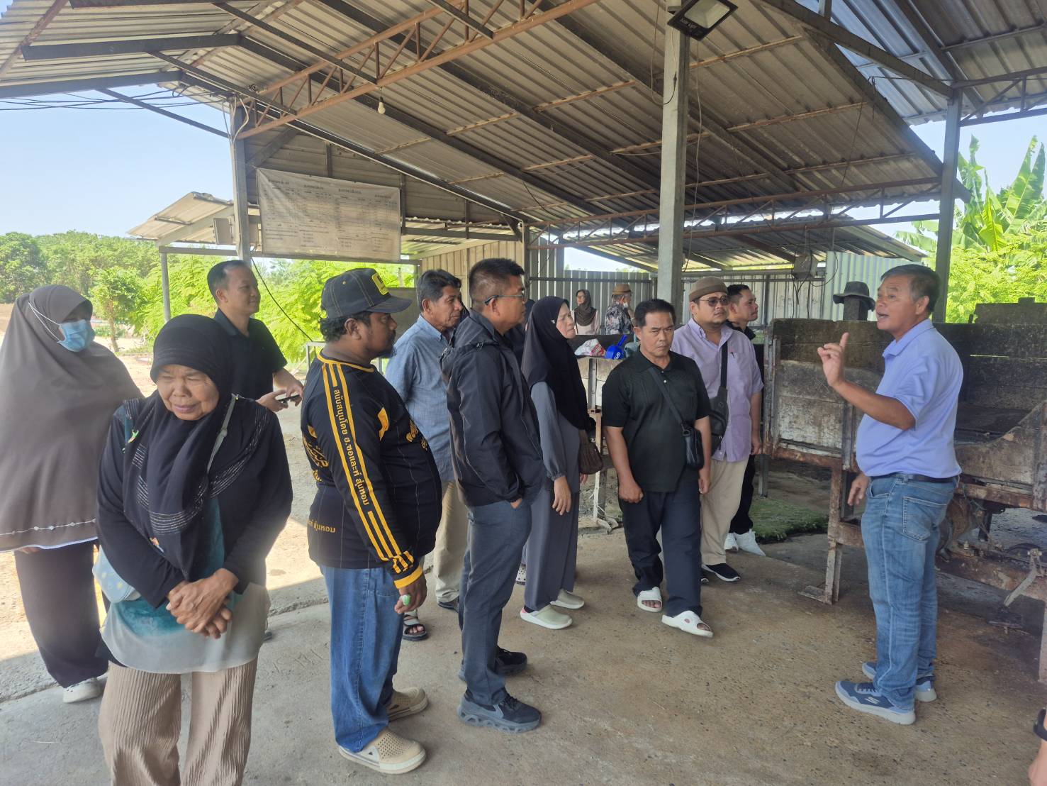 นำกลุ่มเกษตรกรแปลงใหญ่จังหวัดนนทบุรี ไปศึกษาดูงายกลุ่มวิสาหกิจชุมชนผู้เลี้ยงปลาดุกแปลงใหญ่ จังหวัดสระบุรี..คลิก