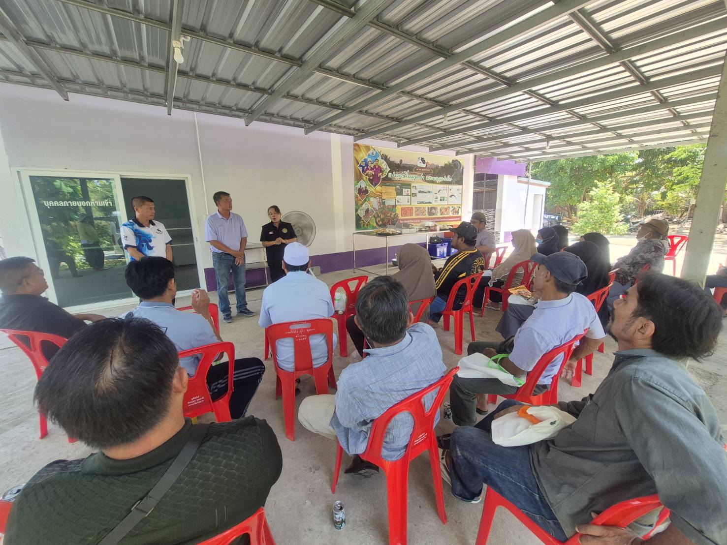 นำกลุ่มเกษตรกรแปลงใหญ่จังหวัดนนทบุรี ไปศึกษาดูงายกลุ่มวิสาหกิจชุมชนผู้เลี้ยงปลาดุกแปลงใหญ่ จังหวัดสระบุรี