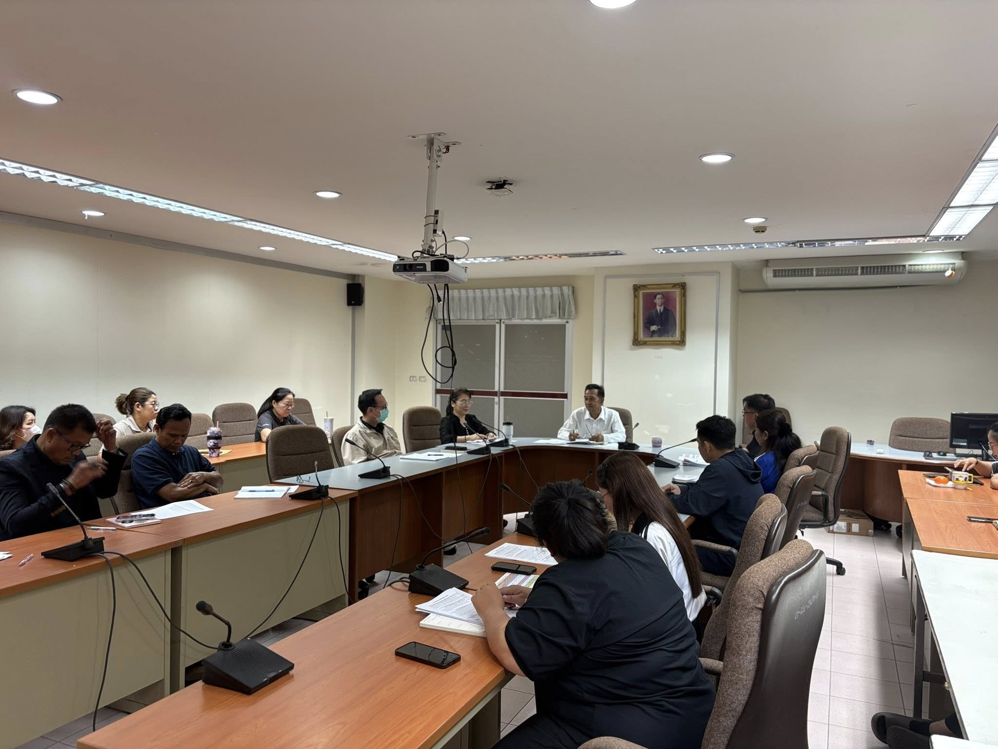 สำนักงานประมงพื้นที่กรุงเทพมหานคร จัดการประชุมภายในสำนักงาน เพื่อรับทราบนโยบายของรัฐบาล และหารือเรื่องต่างๆในที่ประชุม