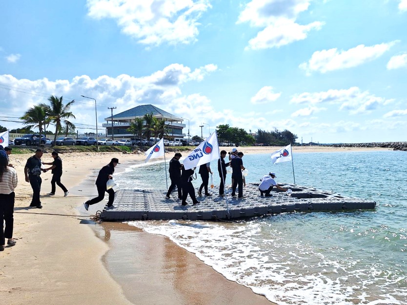 นางนันทวัน  ศานติสาธิตกุล ผู้อำนวยการศูนย์วิจัยและพัฒนาการเพาะเลี้ยงสัตว์น้ำชายฝั่งระยอง มอบหมายให้ นางสาวขวัญจิรา  ชุ่มชื่น นักวิชาการประมงปฏิบัติการ นายฉัตรชัย  เนื่องศรี นักวิชาการประมงปฏิบัติการ และนางสาวสมัชญา  ชอบชน เจ้าพนักงานพัสดุ เข้าร่วมกิจกรรม “PTTLNG ปล่อยพันธุ์สัตว์น้ำ” ปีที่ 17