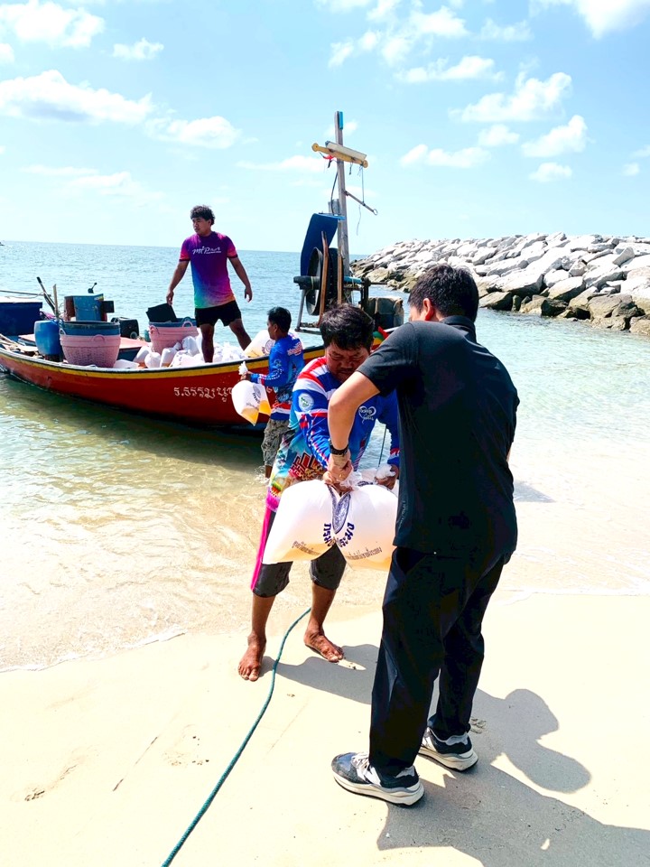 นางนันทวัน  ศานติสาธิตกุล ผู้อำนวยการศูนย์วิจัยและพัฒนาการเพาะเลี้ยงสัตว์น้ำชายฝั่งระยอง มอบหมายให้ นางสาวขวัญจิรา  ชุ่มชื่น นักวิชาการประมงปฏิบัติการ นายฉัตรชัย  เนื่องศรี นักวิชาการประมงปฏิบัติการ และนางสาวสมัชญา  ชอบชน เจ้าพนักงานพัสดุ เข้าร่วมกิจกรรม “PTTLNG ปล่อยพันธุ์สัตว์น้ำ” ปีที่ 17..คลิก