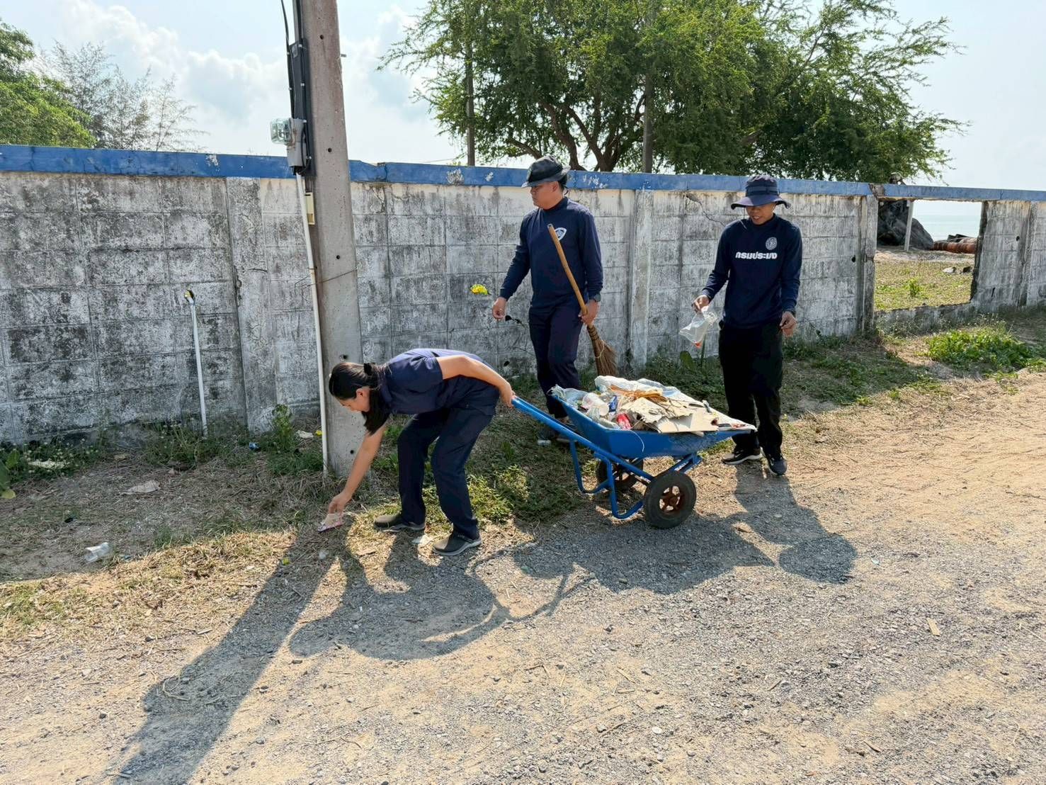นปท.บางสะพานฯ “สะอาด  สะดวก  สบาย พัฒนาหน่วยฯ ปรับปรุงภูมิทัศน์”