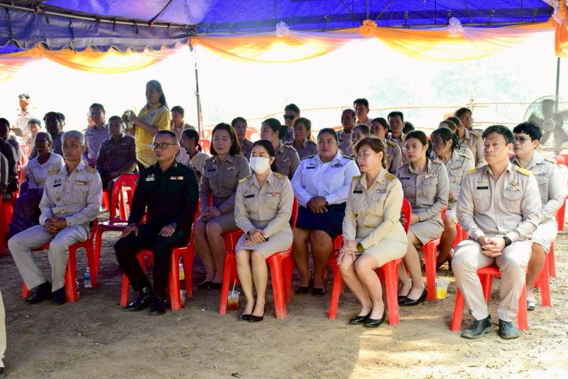 ประมงอำเภอชุมแสง ร่วมพิธีมอบกระบือพระราชทาน ณ บ้านนางสาวบุญสม หน่วยเท้ง บ้านเลขที่ 185/1 หมู่ที่ 3 ตำบลทับกฤชใต้ อำเภอชุมแสง จังหวัดนครสวรรค์