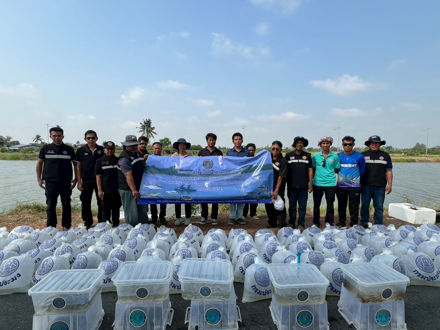 ร่วมปล่อยพันธุ์สัตว์น้ำเศรษฐกิจ 5 ชนิด ได้แก่ พันธุ์ปลาปลานิล พันธุ์ปลาตะเพียน พันธุ์ปลาเกล็ดเงิน ปลายี่สกเทศ และพันธุ์ปลาชะโอน ณ แหล่งน้ำทั้ง 4 แห่ง ในจังหวัดอ่างทอง
