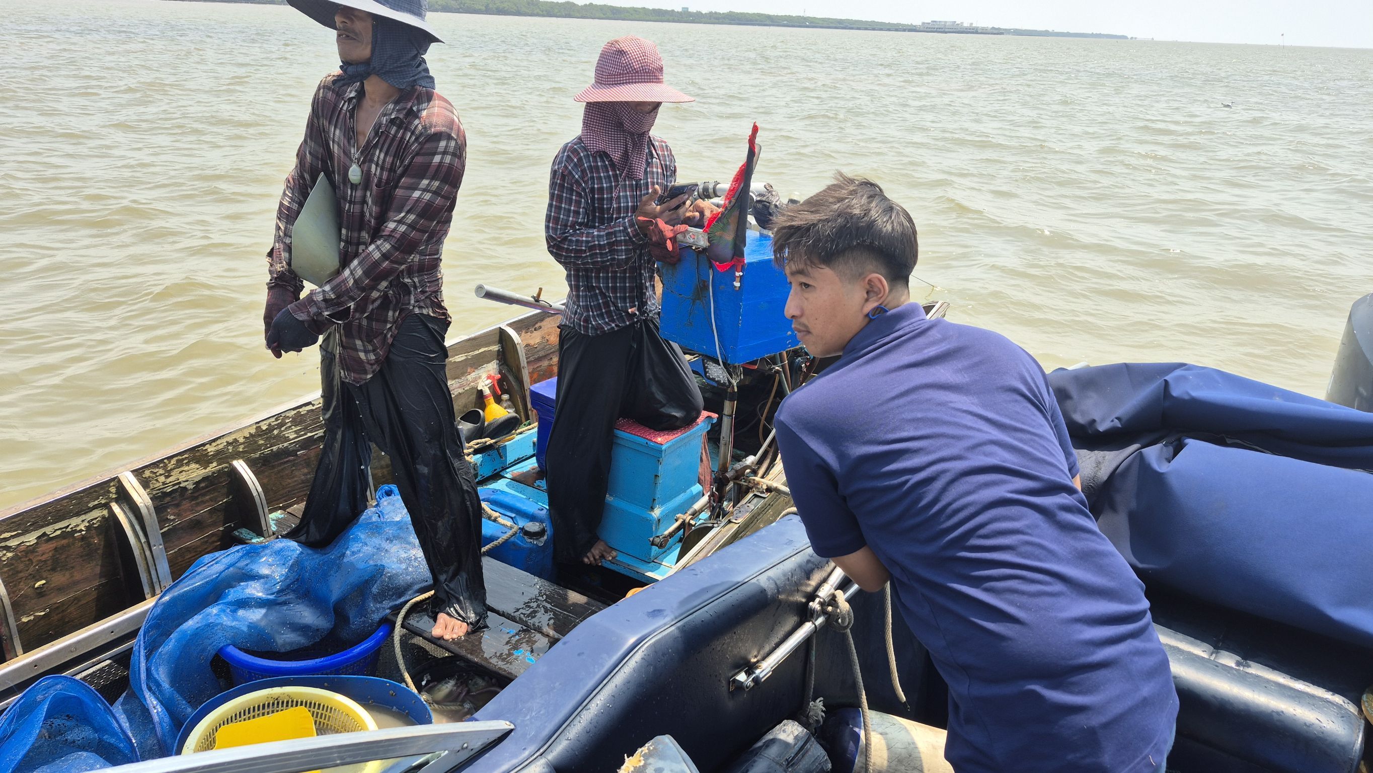 จับกุมเรือประมงเครื่องมืออวนลาก(อวนลากสามเหลี่ยมลูกหอย) จำนวน 1 ลำ ผู้กระทำผิด จำนวน 3 คน