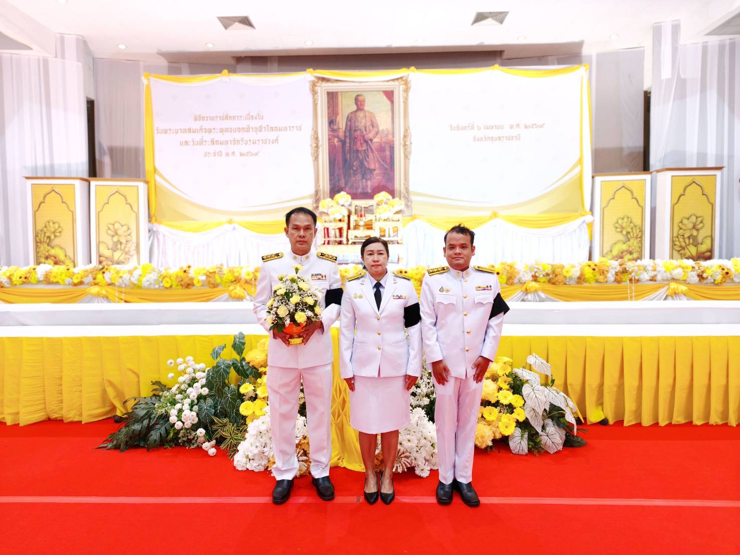 ประมงอุบลฯ ร่วมพิธีวางพานพุ่มดอกไม้สดเนื่องใน 