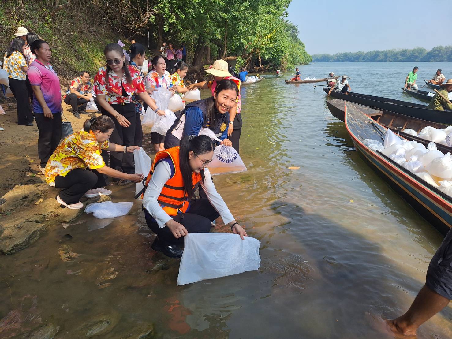 กิจกรรมปล่อยกุ้งก้ามกรามโครงการเพิ่มผลผลิตสัตว์น้ำเศรษฐกิจ(กุ้งก้ามกราม) เพื่อสร้างรายได้จากอาชีพประมงในแหล่งน้ำสำคัญ อำเภอพิบูลมังสาหาร จังหวัดอุบลราชธานี