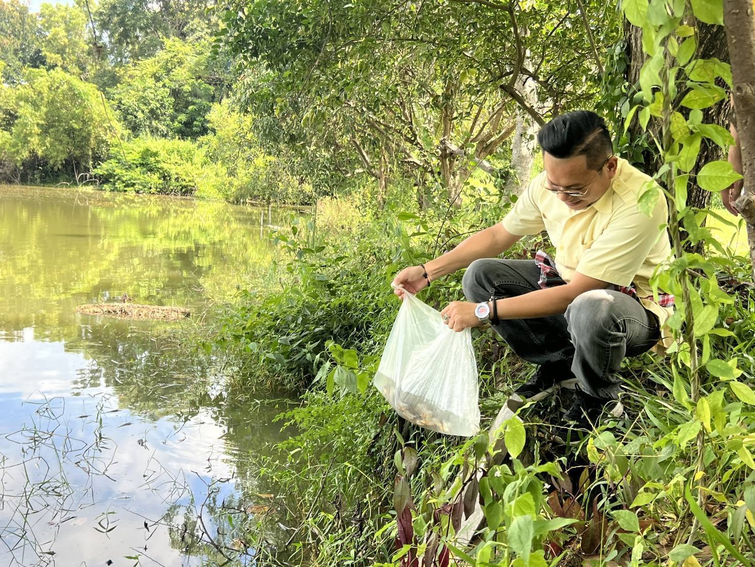 ประมงอำเภอขุขันธ์ ลงพื้นที่ติดตามเกษตรกรผู้เลี้ยงปลา ตำบลนิคมพัฒนา