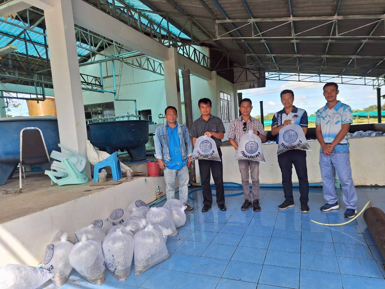 สนับสนุนพันธุ์ปลาปล่อยในแหล่งน้ำจุดเรียนรู้ด้านประมงของสำนักงานเกษตรอำเภอขุขันธ์..คลิก