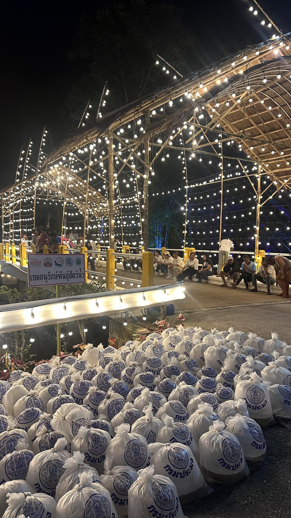 ร่วมกิจกรรมปล่อยพันธุ์สัตว์น้ำ โครงการเพิ่มผลผลิตสัตว์น้ำในแหล่งน้ำชุมชน