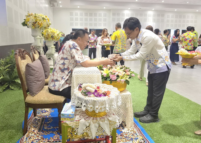 ร่วมกิจกรรมรดน้ำขอพรผู้ว่าราชการจังหวัดพัทลุง