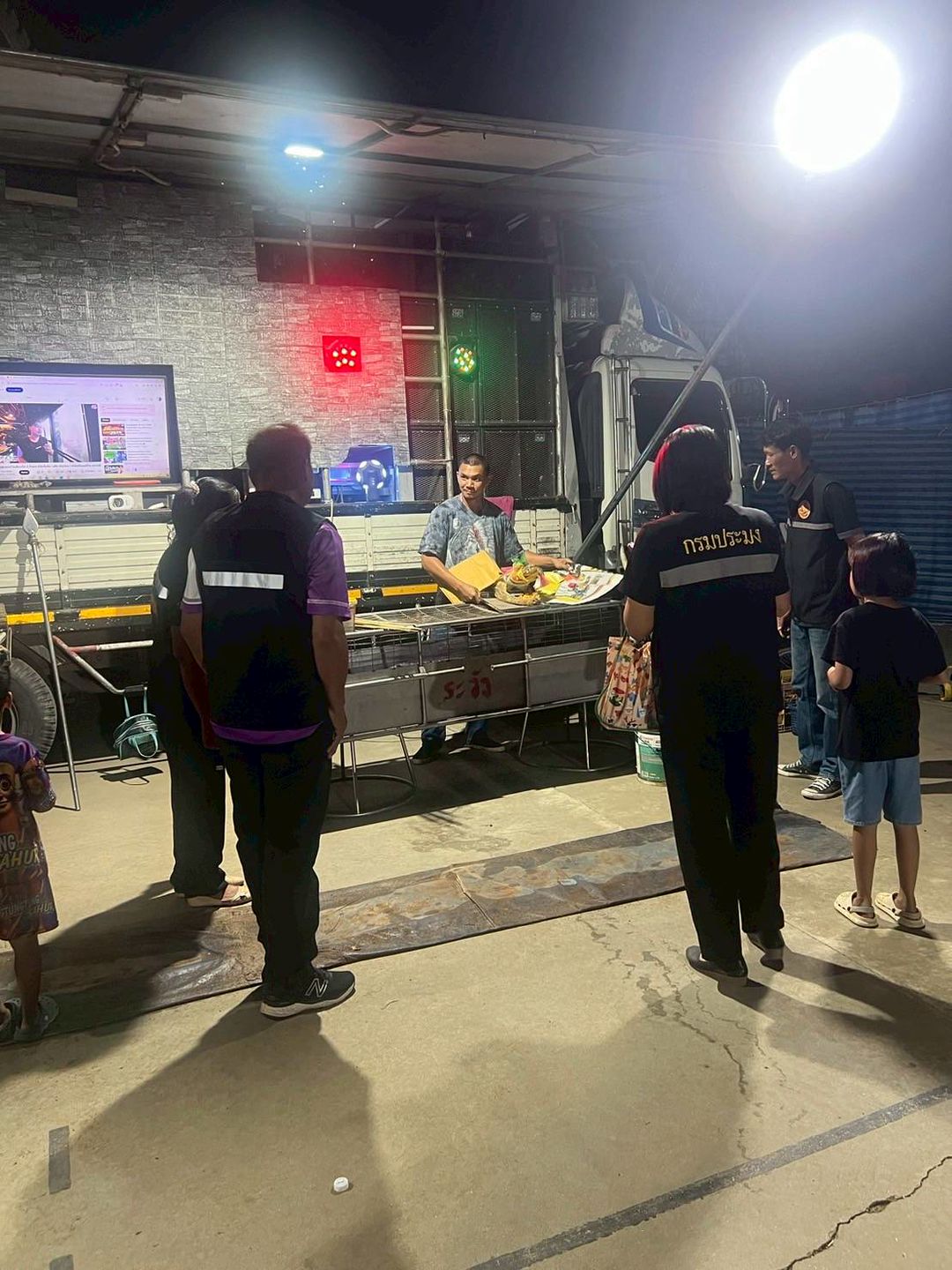 ประมงอำเภอลาดยาว ร่วมกับ ผู้ใหญ่บ้านหมู่ที่ 1 และผู้ใหญ่บ้านหมู่ที่ 5 ตำบลบ้านไร่ อำเภอลาดยาว จังหวัดนครสวรรค์ ลงพื้นที่ตรวจสอบเอกสารการเคลื่อนย้ายจระเข้ออกจากสถานประกอบการ ฯ (เพื่อการแสดง) ในพื้นที่อำเภอลาดยาว