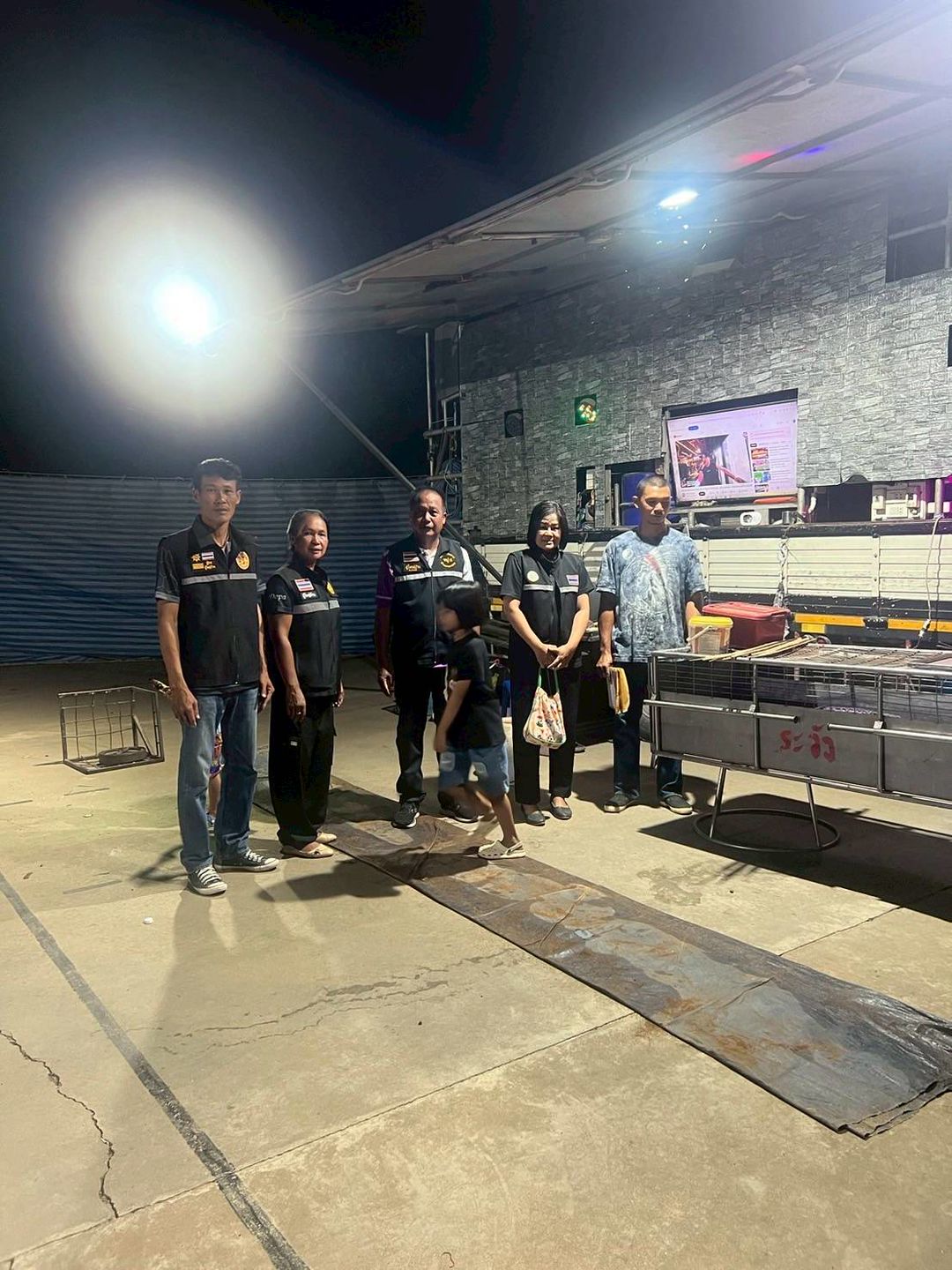 ประมงอำเภอลาดยาว ร่วมกับ ผู้ใหญ่บ้านหมู่ที่ 1 และผู้ใหญ่บ้านหมู่ที่ 5 ตำบลบ้านไร่ อำเภอลาดยาว จังหวัดนครสวรรค์ ลงพื้นที่ตรวจสอบเอกสารการเคลื่อนย้ายจระเข้ออกจากสถานประกอบการ ฯ (เพื่อการแสดง) ในพื้นที่อำเภอลาดยาว