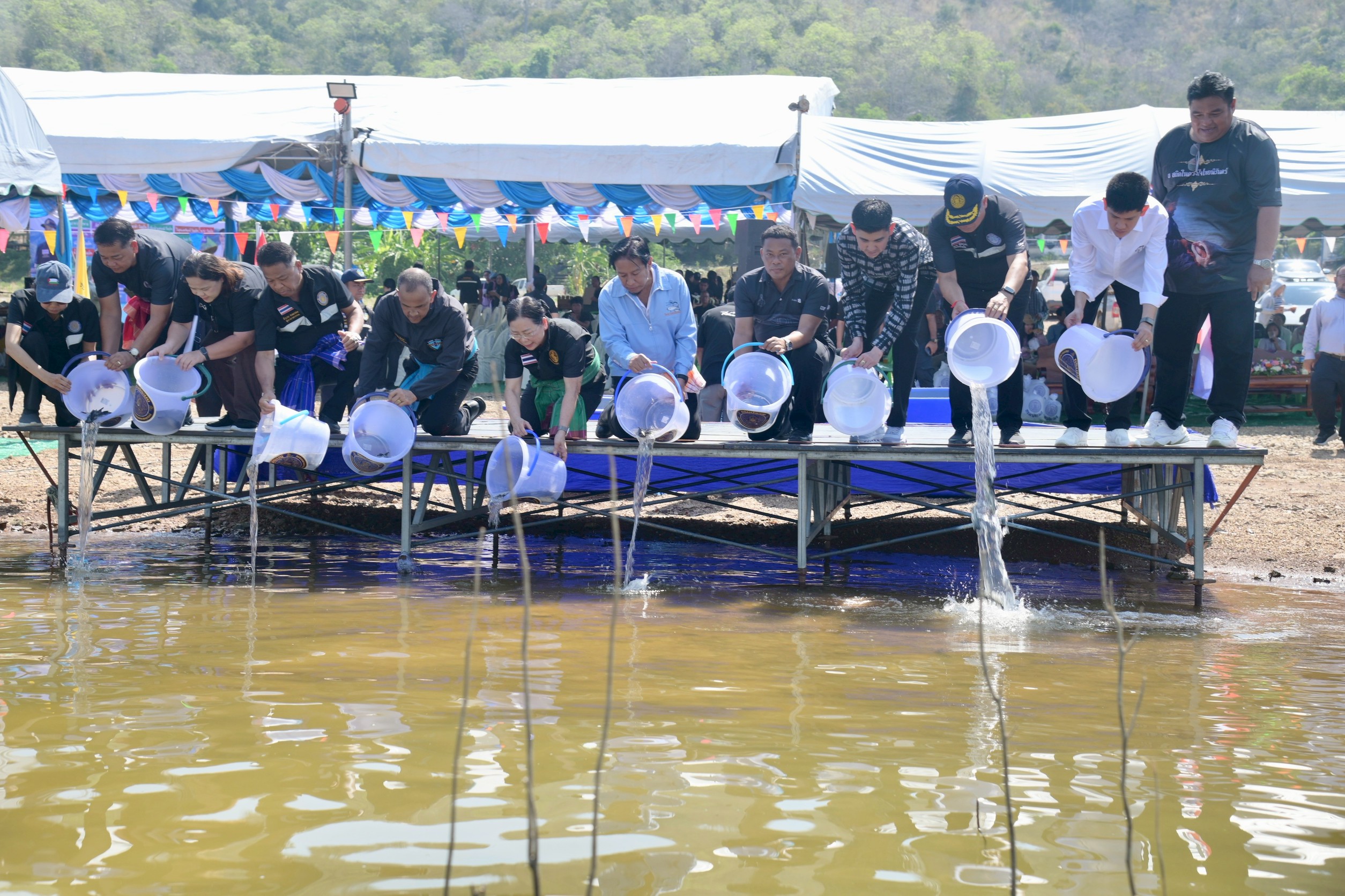 รองอธิบดีกรมประมง เปิดโครงการฝังไมโครชิพและปล่อยพันธุ์ปลาบึกเพื่อการบริหารจัดการทรัพยากรปลาบึกในอ่างเก็บน้ำเขื่อนแก่งกระจาน ประจำปี 2569 “ปล่อยพันธุ์ปลาบึก (เรารักแก่งกระจาน) ครั้งที่ 4”..คลิก