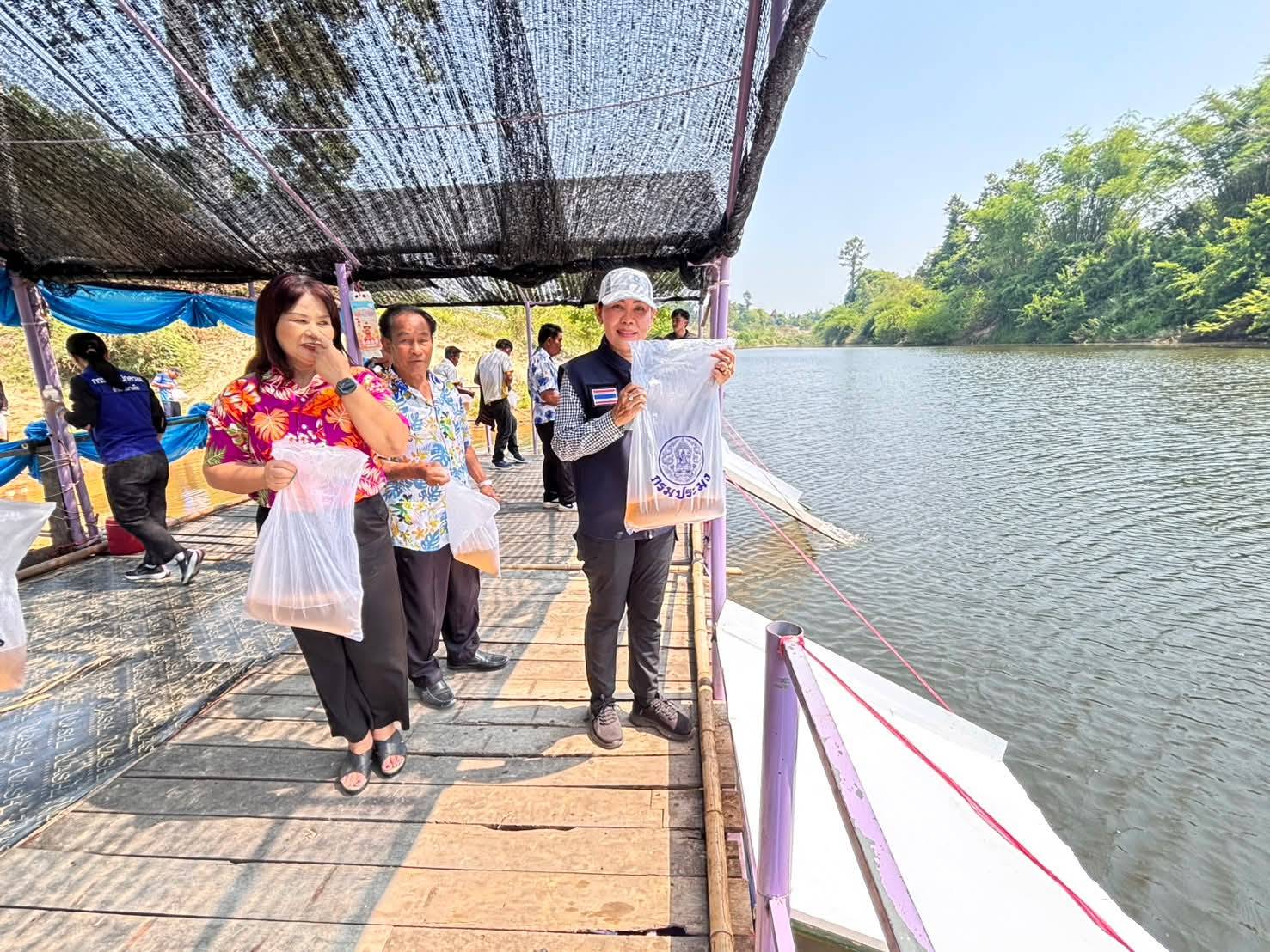 สำนักงานประมงอำเภอสว่างวีระวงศ์ ร่วมจัดกิจกรรมส่งมอบลูกกุ้งก้ามกราม ในพื้นที่อำเภอนาเยีย จังหวัดอุบลราชธานี