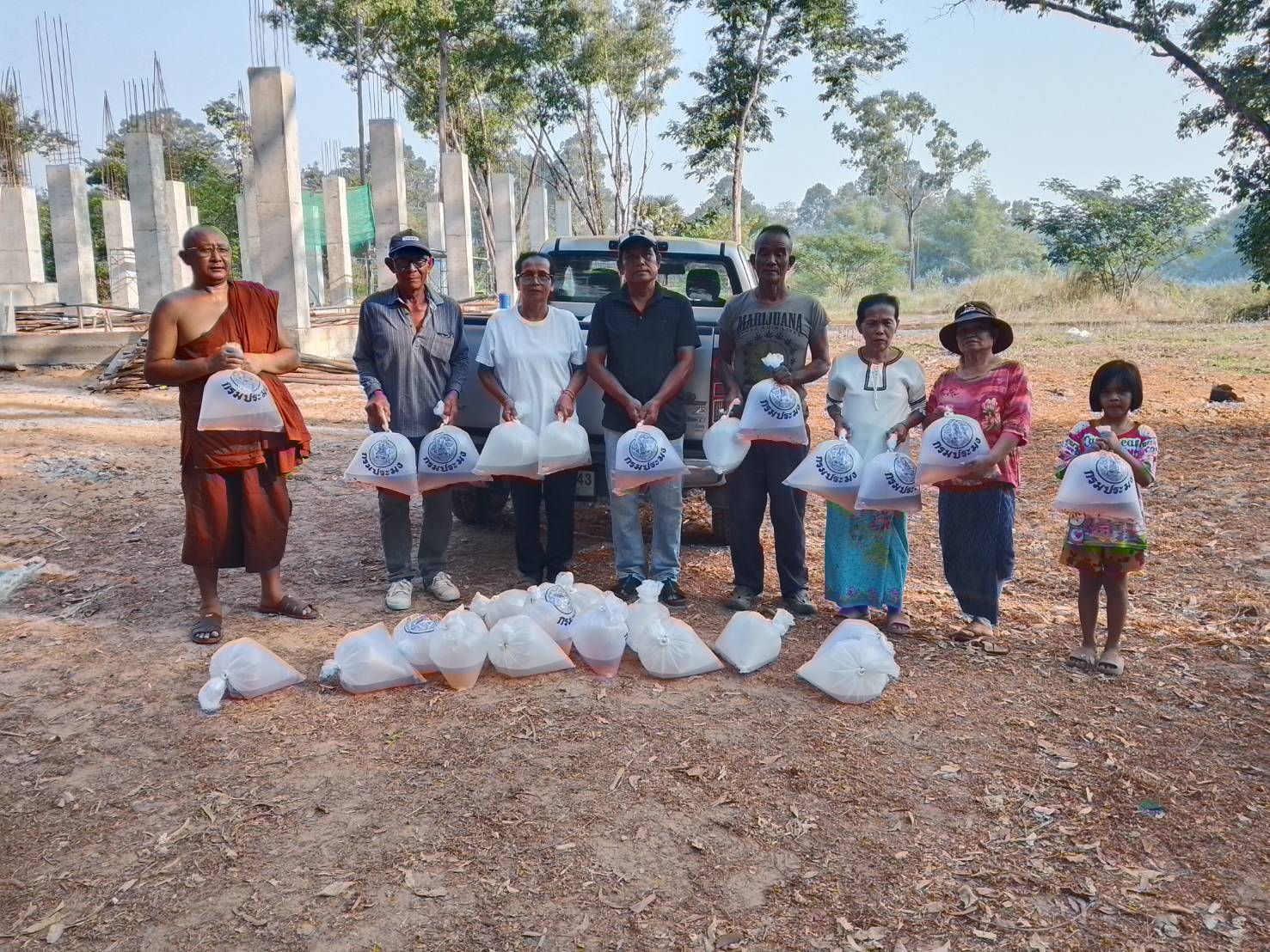 ประมงอุบลฯ ปล่อยพันธุ์กุ้งก้ามกราม 1 ล้านตัว เพื่อเพิ่มผลผลิตในแหล่งน้ำของจังหวัดอุบลราชธานี