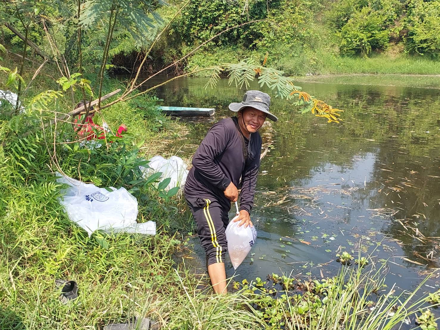 ประมงอำเภอนาจะหลวย ส่งมอบพันธุ์กุ้งก้ามกราม ตามโครงการบริหารจัดการทรัพยากรประมง(ผลิตสัตว์น้ำเพื่อปล่อยแหล่งน้ำธรรมชาติ) ในพื้นที่อำเภอนาจะหลวย จังหวัดอุบลราชธานี..คลิก