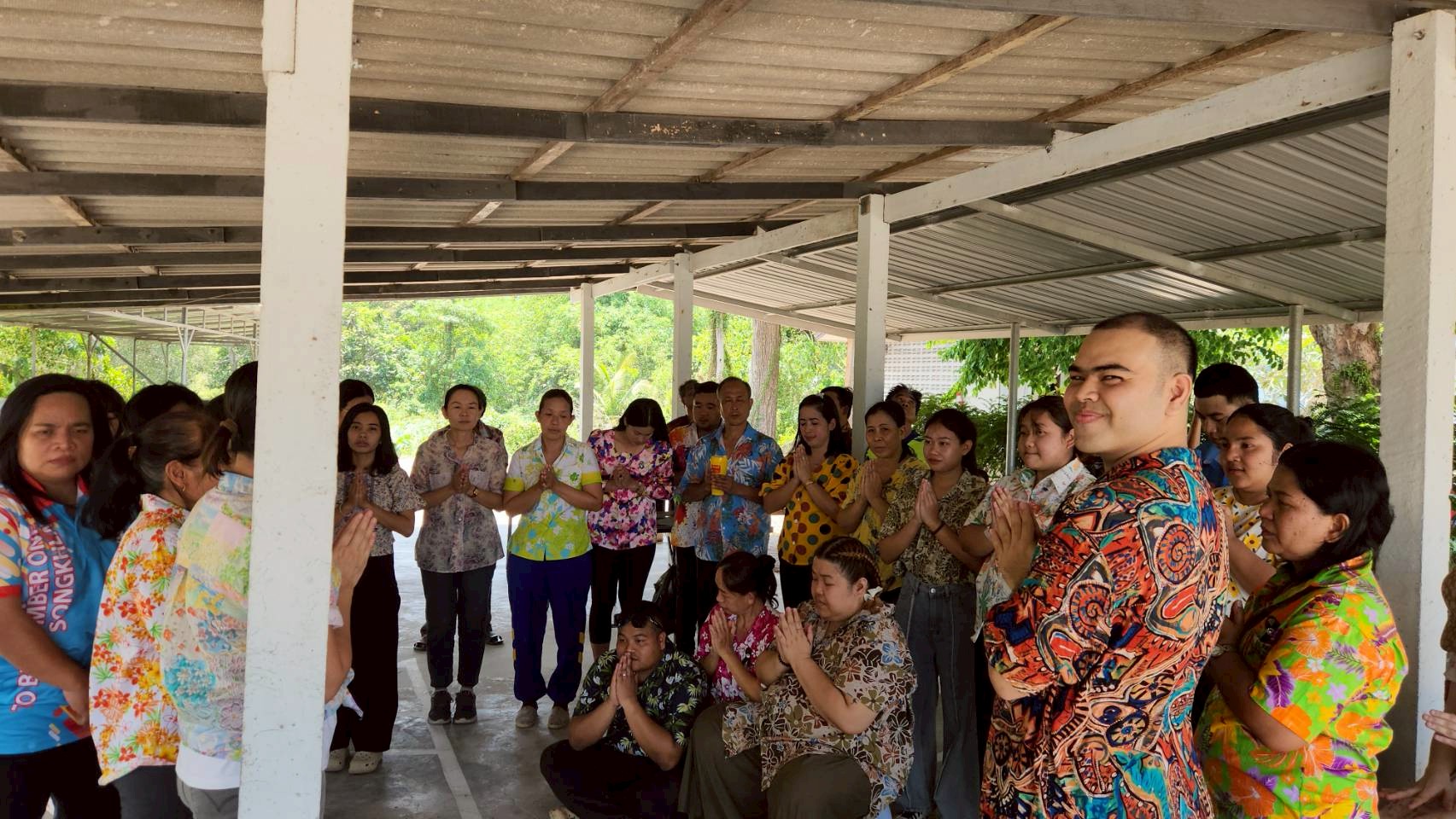 สรงน้ำพระและรดน้ำขอพร เนื่องในศุภวาระวันขึ้นปีใหม่ไทย
