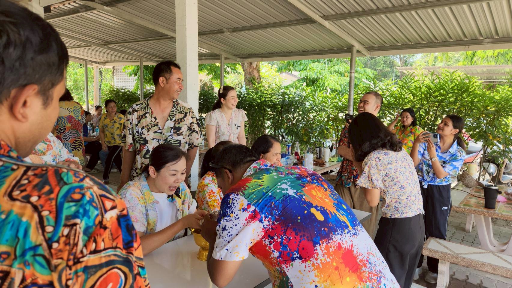 สรงน้ำพระและรดน้ำขอพร เนื่องในศุภวาระวันขึ้นปีใหม่ไทย