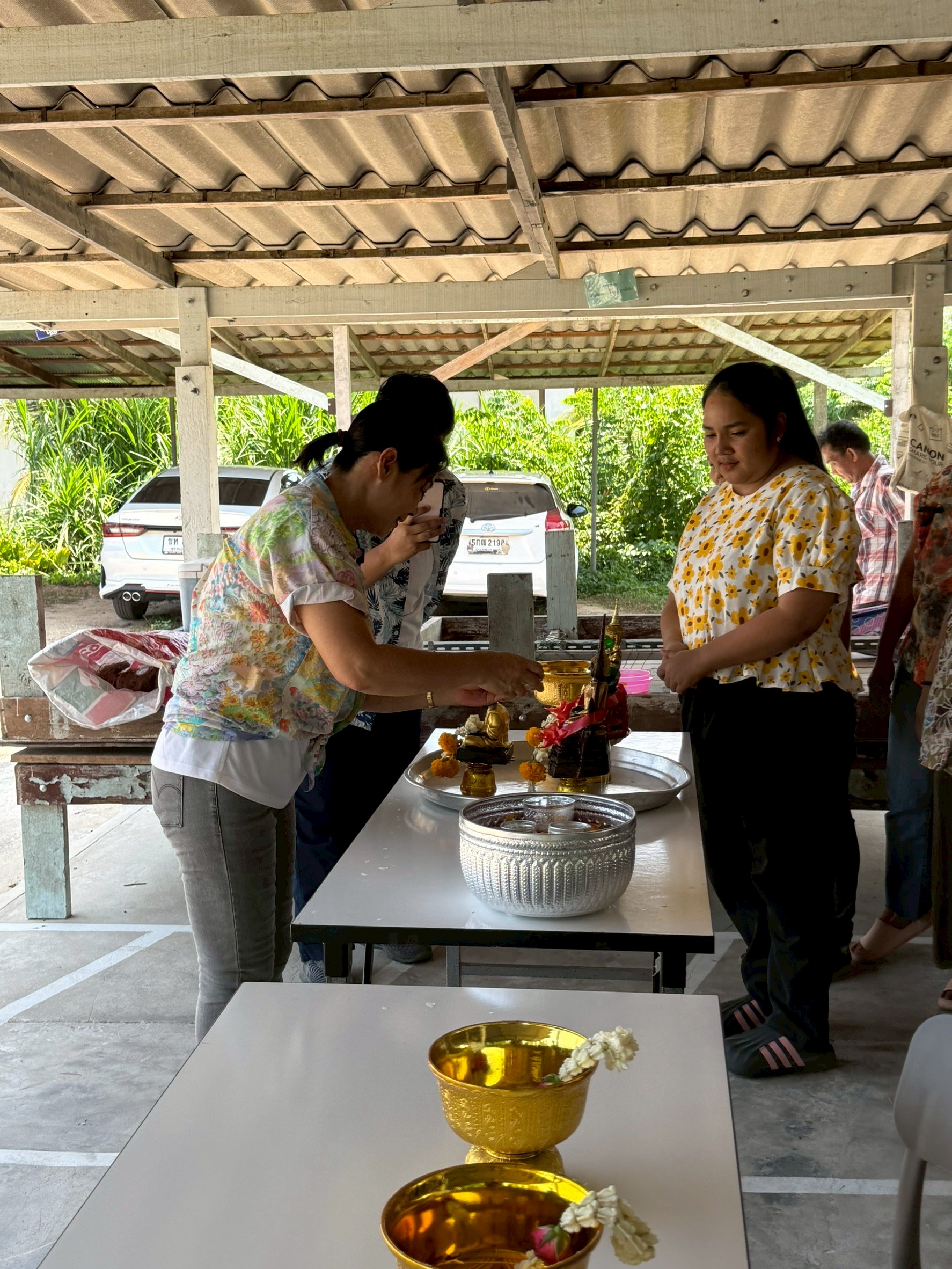 สรงน้ำพระและรดน้ำขอพร เนื่องในศุภวาระวันขึ้นปีใหม่ไทย