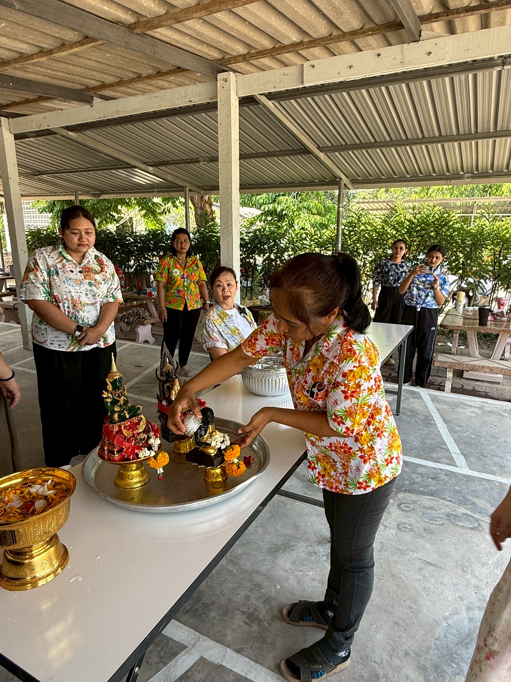 สรงน้ำพระและรดน้ำขอพร เนื่องในศุภวาระวันขึ้นปีใหม่ไทย