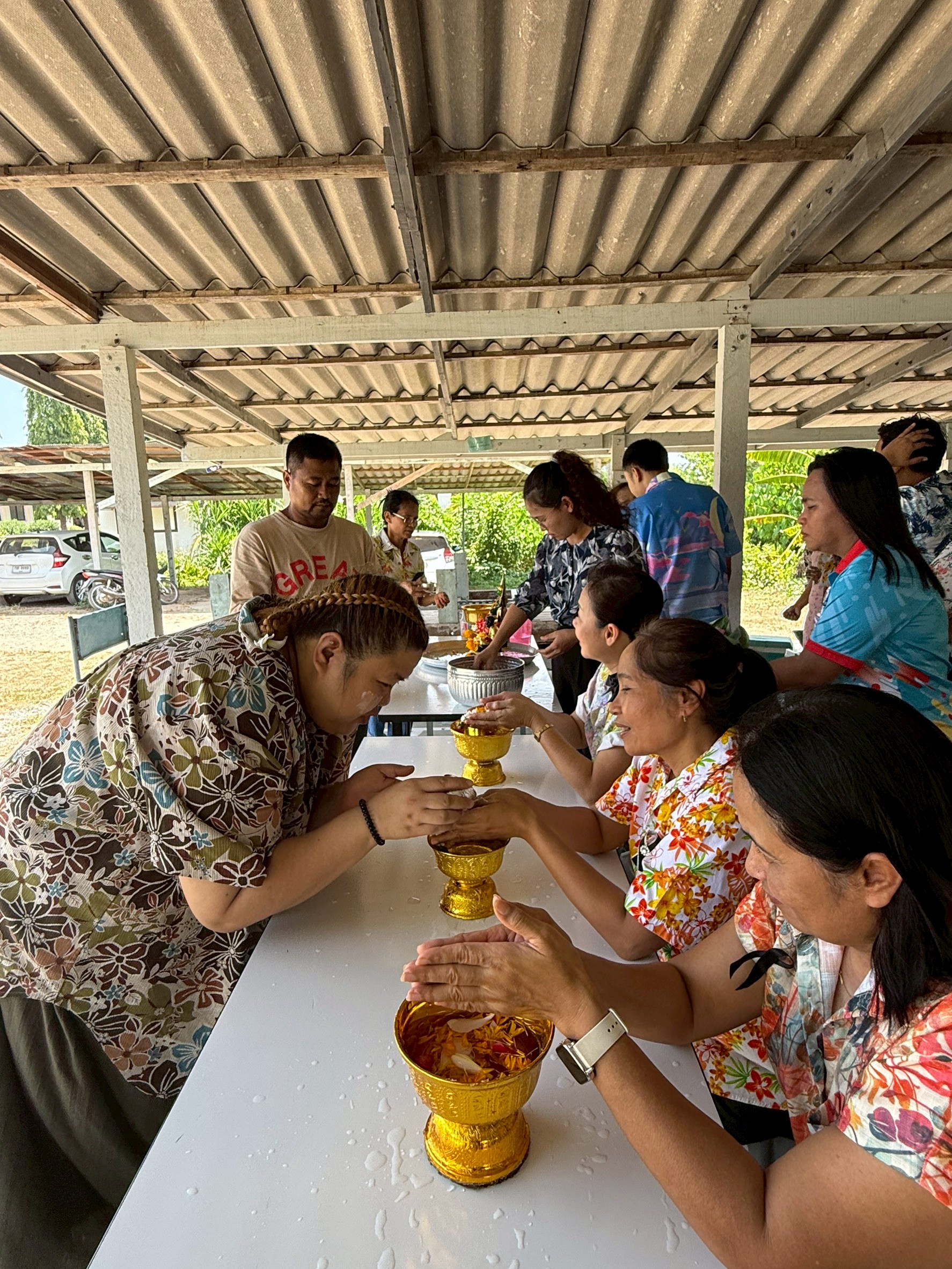 สรงน้ำพระและรดน้ำขอพร เนื่องในศุภวาระวันขึ้นปีใหม่ไทย