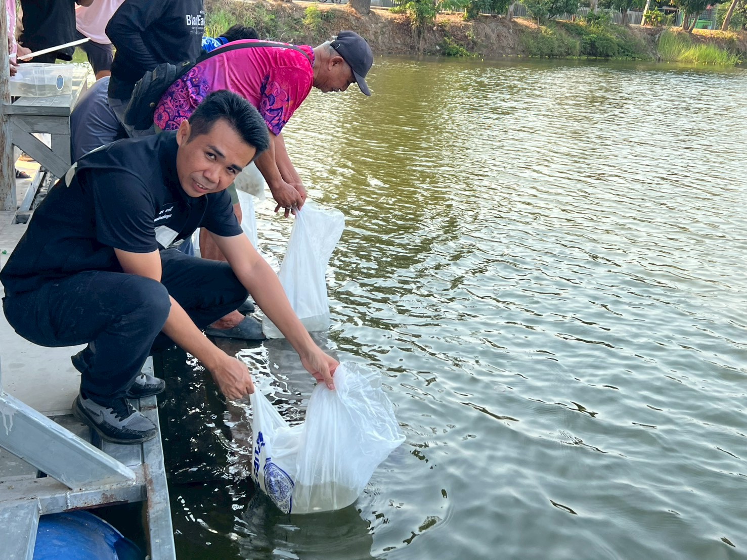 ร่วมปล่อยพันธุ์สัตว์น้ำเศรษฐกิจ ณ แหล่งน้ำชุมชน ทั้ง 3 แห่ง ในจังหวัดอ่างทอง