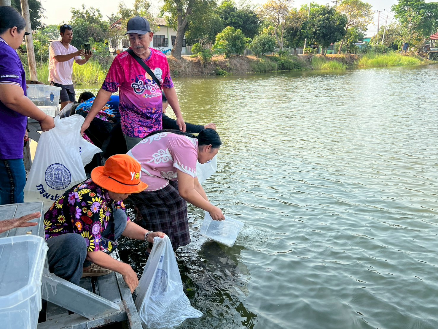 ร่วมปล่อยพันธุ์สัตว์น้ำเศรษฐกิจ ณ แหล่งน้ำชุมชน ทั้ง 3 แห่ง ในจังหวัดอ่างทอง
