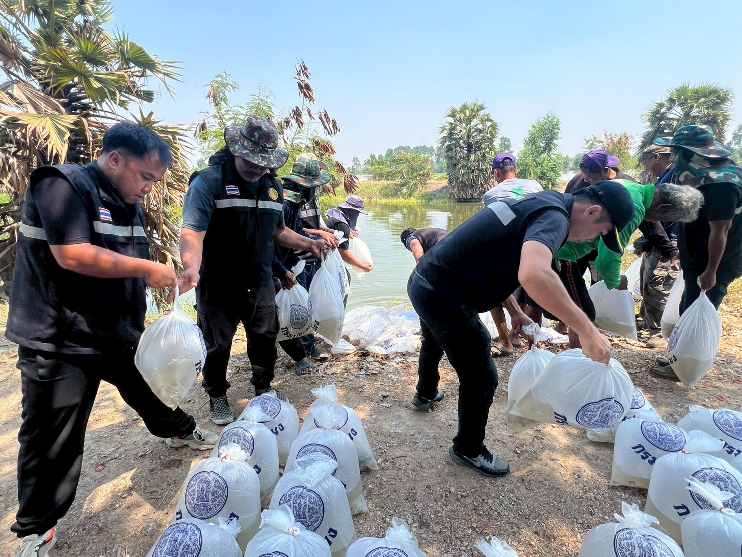 ร่วมปล่อยพันธุ์สัตว์น้ำเศรษฐกิจ ณ แหล่งน้ำชุมชน ทั้ง 3 แห่ง ในจังหวัดอ่างทอง