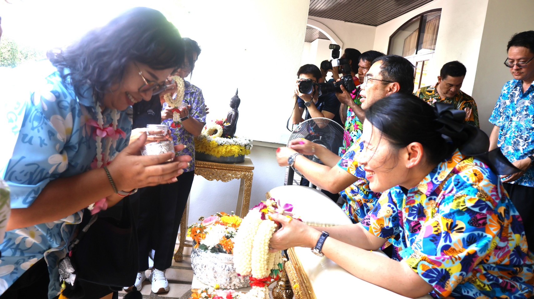 รดน้ำขอพรผู้ว่าราชการจังหวัดนนทบุรี เนื่องในประเพณีวันสงกรานต์