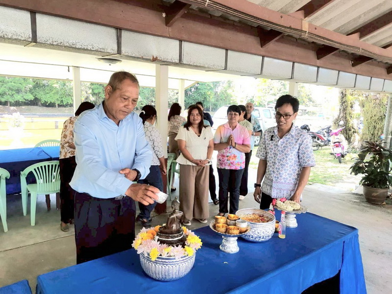 ร่วมกิจกรรมรดน้ำขอพรผู้อำนวยการศูนย์วิจัยและพัฒนาประมงน้ำจืดพัทลุง..คลิก