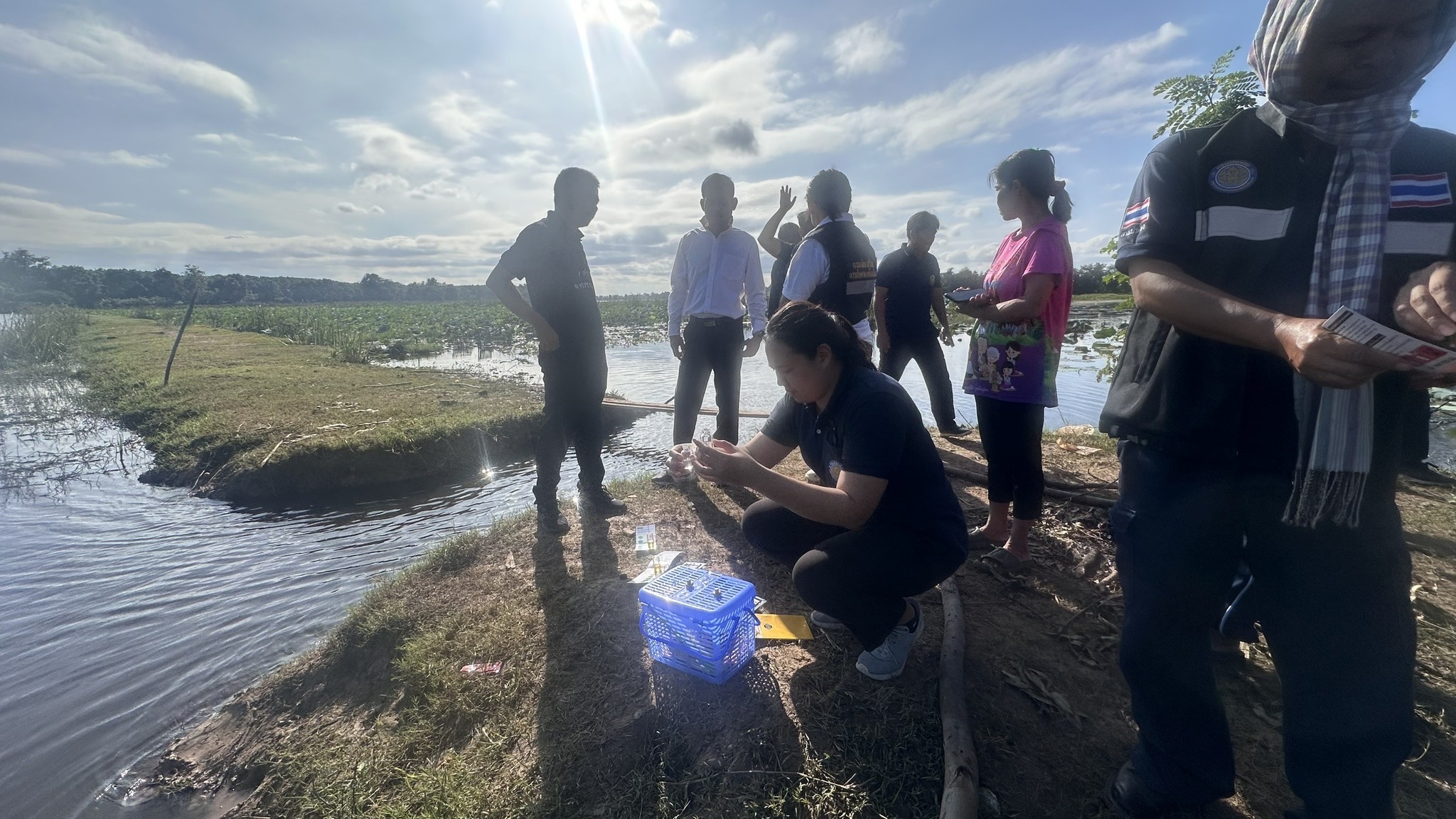 สำนักงานประมงศรีสะเกษตรวจสอบเหตุปลาตายที่ 