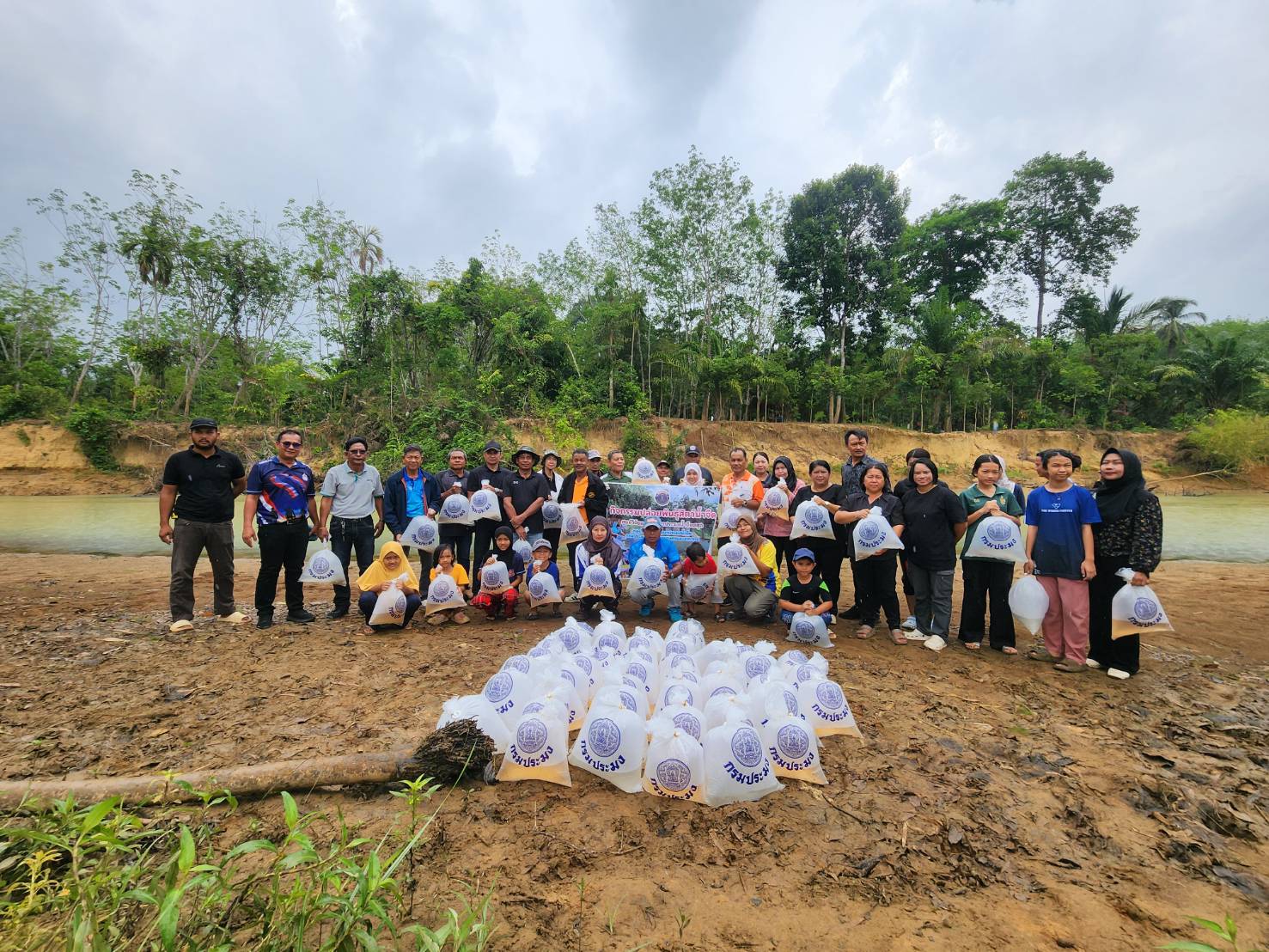 บุคลากรร่วมใจในกิจกรรมปล่อยพันธุ์สัตว์น้ำจืด พันธุ์กุ้งก้ามกราม พันธุ์ปลาตะเพียนและพันธุ์ปลาบ้า เพื่อฟื้นฟูทรัพยากรพันธุ์สัตว์น้ำที่ยั่งยืนแก่ชุมชน