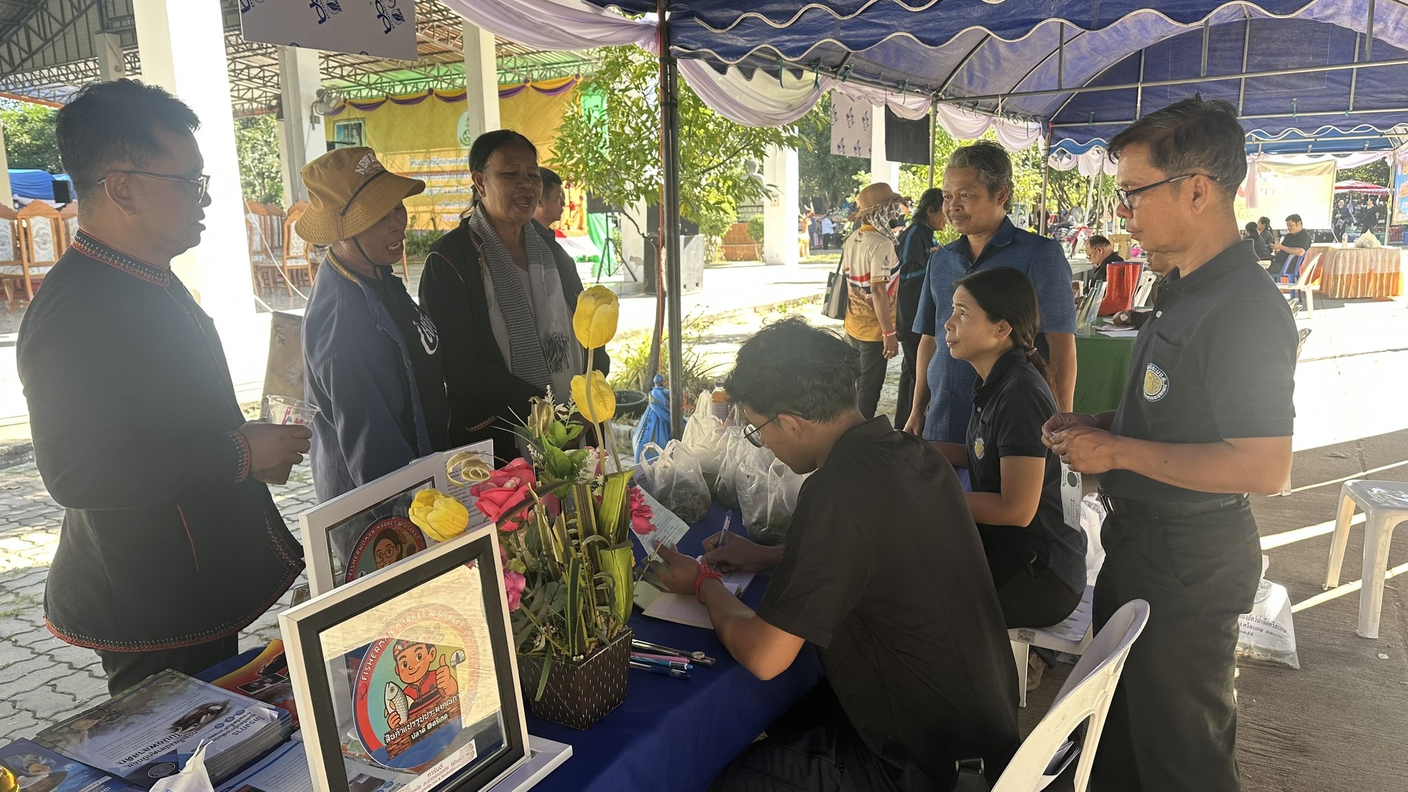 สำนักงานประมงศรีสะเกษให้บริการวันคลินิกเกษตรเคลื่อนที่ ณ อำเภอศิลาลาด