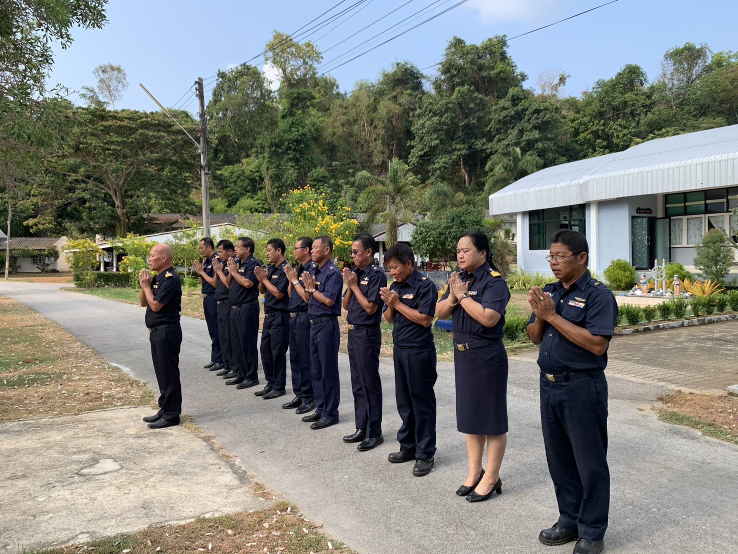 ร่วมกิจกรรมเข้าแถวเคารพธงชาติและสวดมนต์ไหว้พระ..คลิก