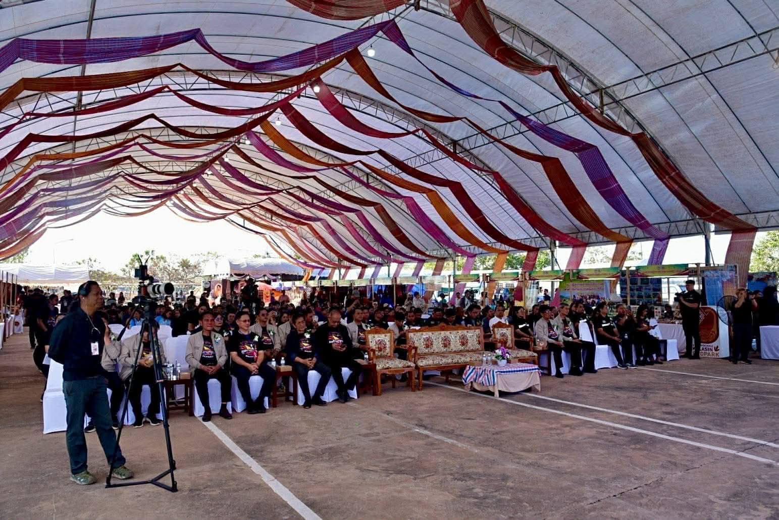 เข้าร่วมรับฟัง การเสวนาในหัวข้อ “สถานการณ์กุ้งก้ามกรามกาฬสินธุ์” ในงานมหกรรมกุ้งก้ามกรามกาฬสินธุ์