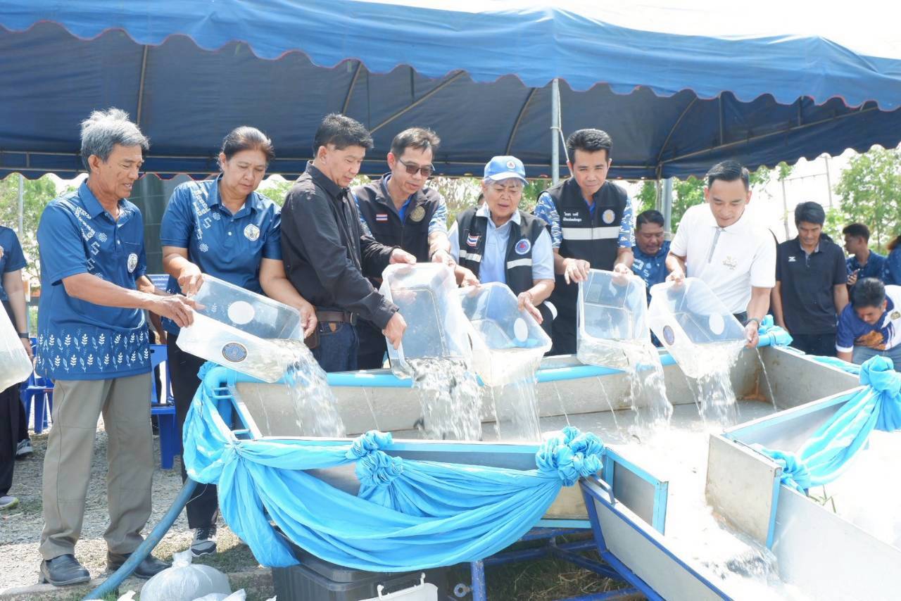 ร่วมปล่อยพันธุ์สัตว์น้ำเศรษฐกิจ ณ แหล่งน้ำชุมชน บึงศาลาอ้อ จังหวัดอ่างทอง