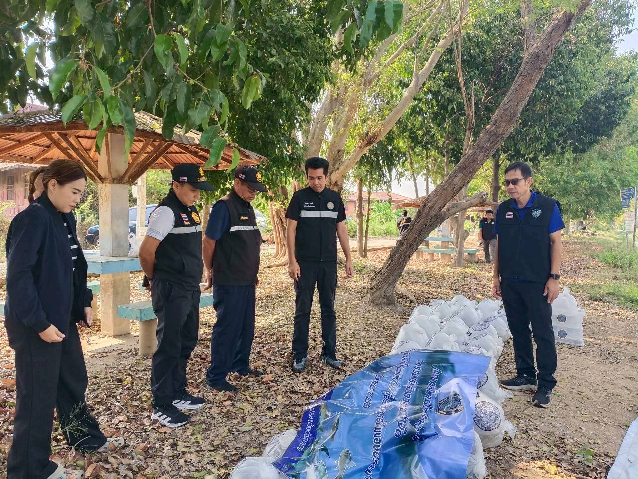 ร่วมปล่อยพันธุ์สัตว์น้ำเศรษฐกิจ ณ แหล่งน้ำชุมชน ทั้ง 2 แห่ง ได้แก่ หนองบัว และบึงกลีบเมฆ ในจังหวัดอ่างทอง