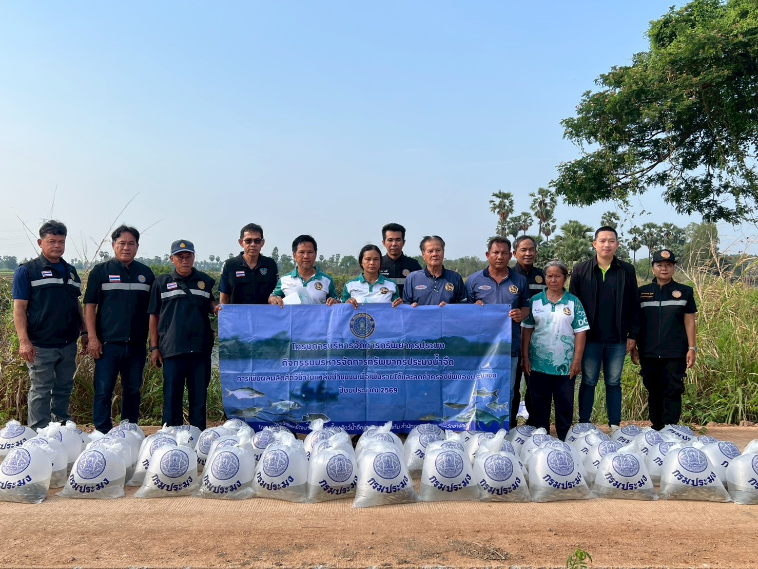ร่วมปล่อยพันธุ์สัตว์น้ำเศรษฐกิจ ณ แหล่งน้ำชุมชน ทั้ง 3 แห่ง ได้แก่ หนองสามง่ามน้อย หนองขันเหลา และหนองลาดตะเพียน ในจังหวัดอ่างทอง